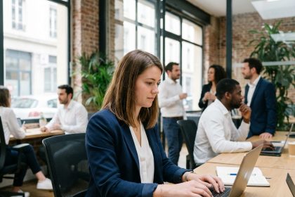 Jeune femme en bureau à Lyon travaillant sur ordinateur