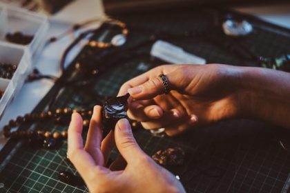 Comment choisir le meilleur kit de création de bijoux pour débuter facilement ?