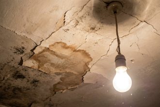 Plafond taché par une infiltration d'eau dans un appartement
