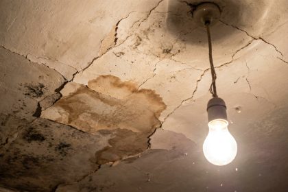 Plafond taché par une infiltration d'eau dans un appartement