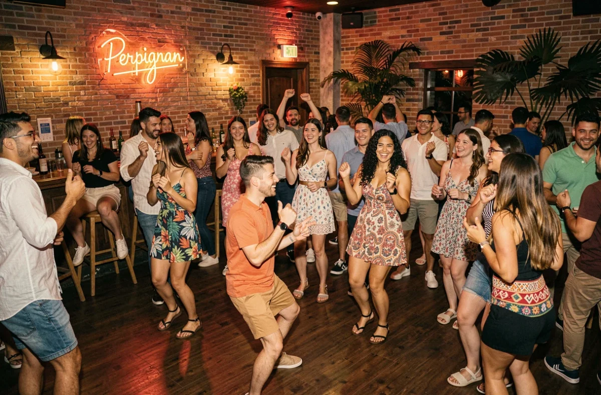 Groupe de jeunes adultes dansant la salsa sur la piste d'une boîte de nuit latino à Perpignan